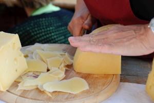 Rezanje lokalnega sira (arhiv občine)-1200